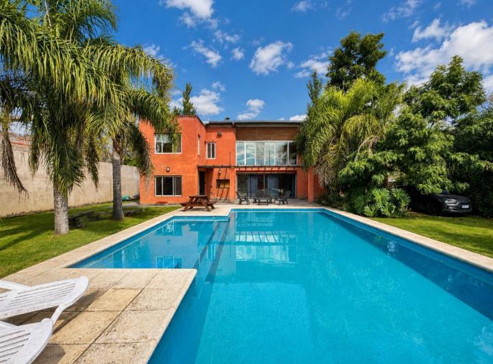 Casa · 205m² · 8 Ambientes · 2 Cocheras