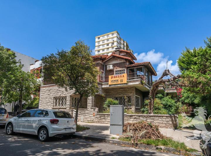 Casa · 450m² · 6 Ambientes · 2 Cocheras