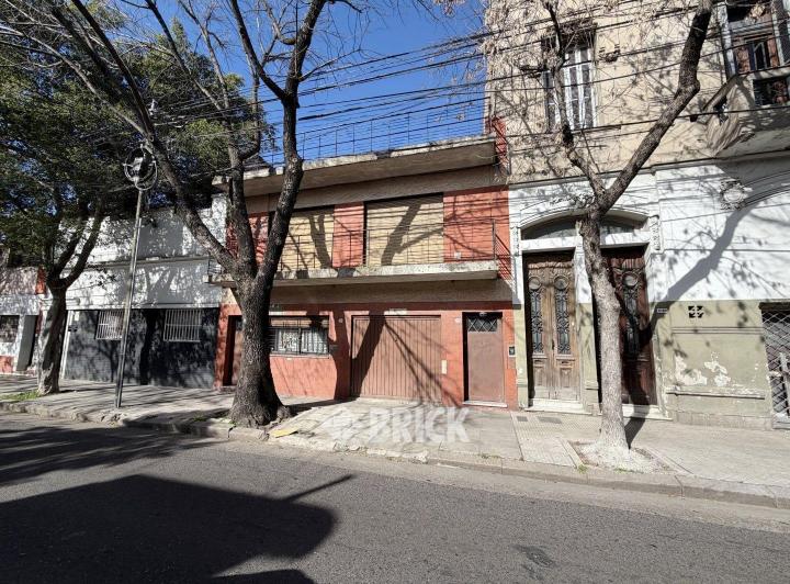 Casa · 438m² · 6 Ambientes · 1 Cochera