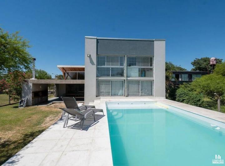 Casa · 255m² · 5 Dormitorios · 3 Cocheras