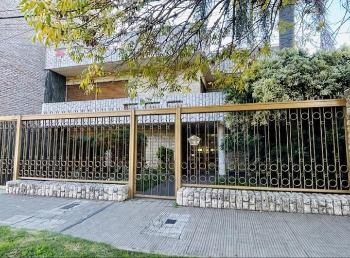 Casa · 300m² · 6 Ambientes · 4 Cocheras