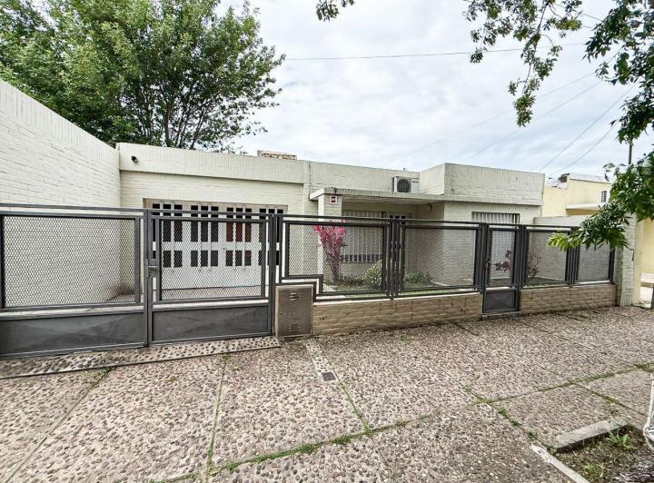 Casa · 198m² · 6 Ambientes · 1 Cochera