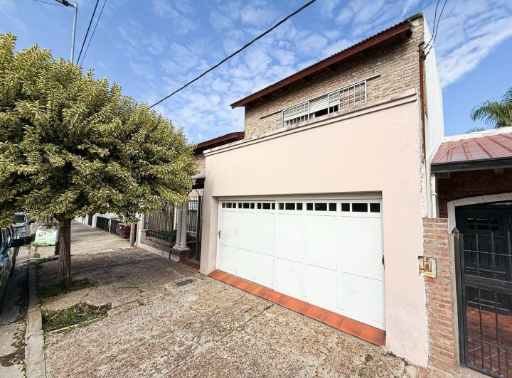 Casa · 217m² · 4 Ambientes · 2 Cocheras