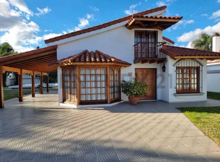 Casa · 216m² · 6 Ambientes · 2 Cocheras