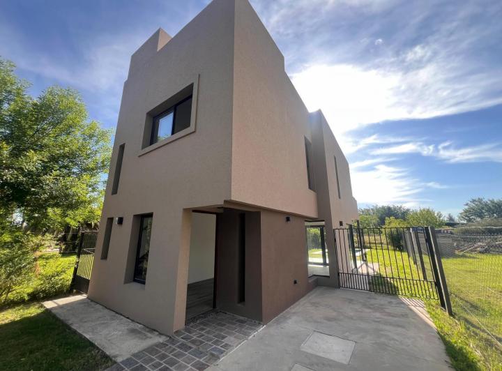 Casa · 285m² · 2 Dormitorios · 2 Cocheras