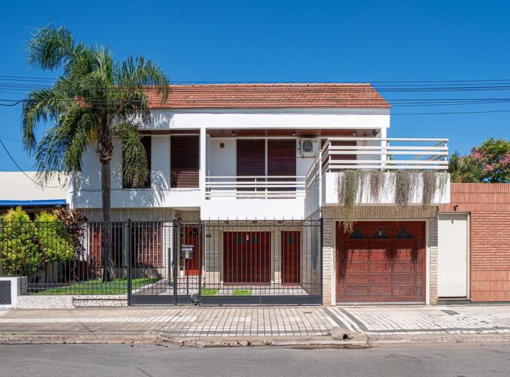 Casa · 366m² · 8 Ambientes · 2 Cocheras