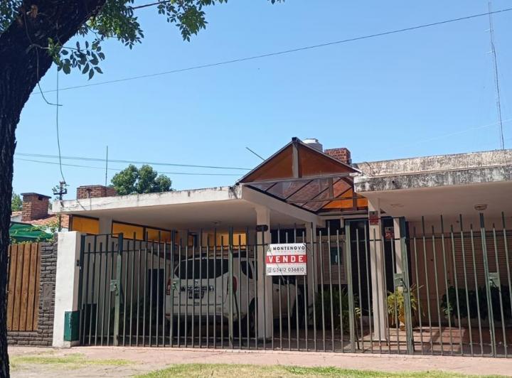Casa · 301m² · 5 Dormitorios · 2 Cocheras