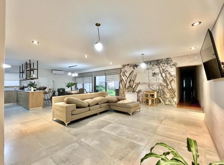 Casa · 238m² · 5 Ambientes · 2 Cocheras