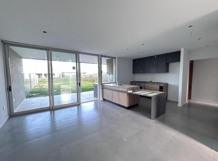 Casa · 105m² · 5 Ambientes · 2 Cocheras