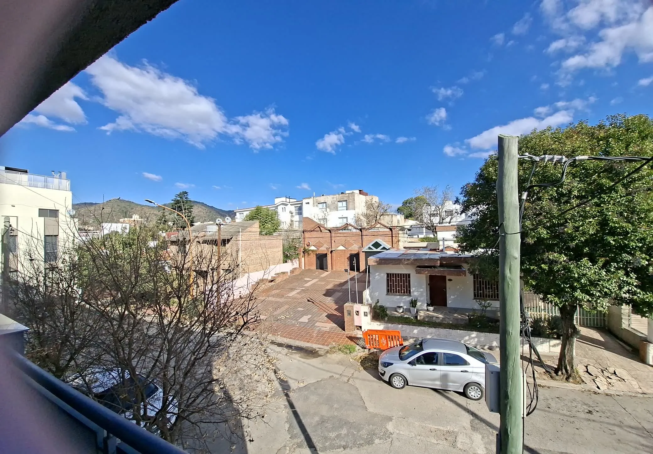 VILLA CARLOS PAZ :  SUPER LUMINOSO, TRANQUILO, CON COCHERA  A 4 CDRAS PEATONAL