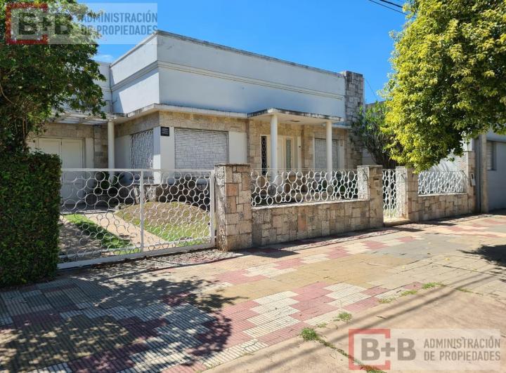 Casa · 376m² · 6 Ambientes · 1 Cochera