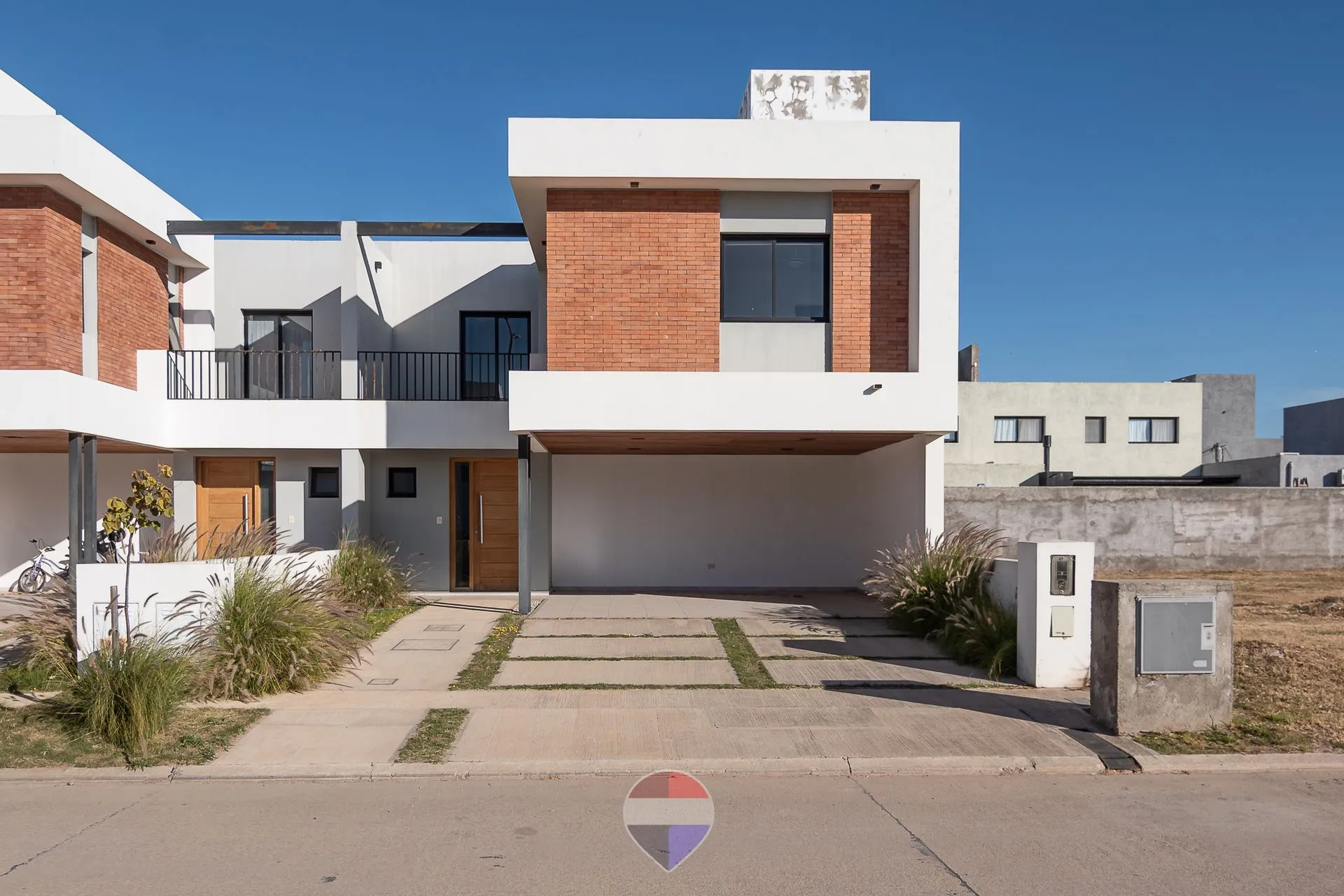 CASA TIPO DUPLEX CORDOBA SAN IGNACIO VILLAGE MANANTIALES 3 DORMI JARDIN SEGURIDAD ZONA SUR VENTA
