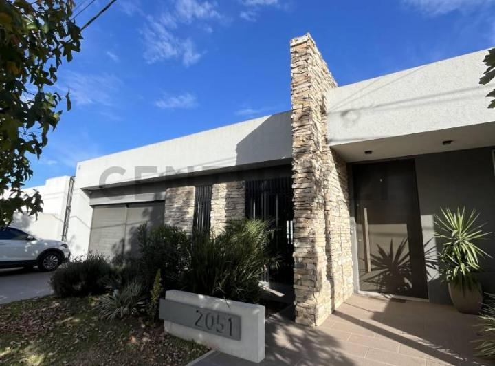 Casa · 320m² · 6 Ambientes · 2 Cocheras