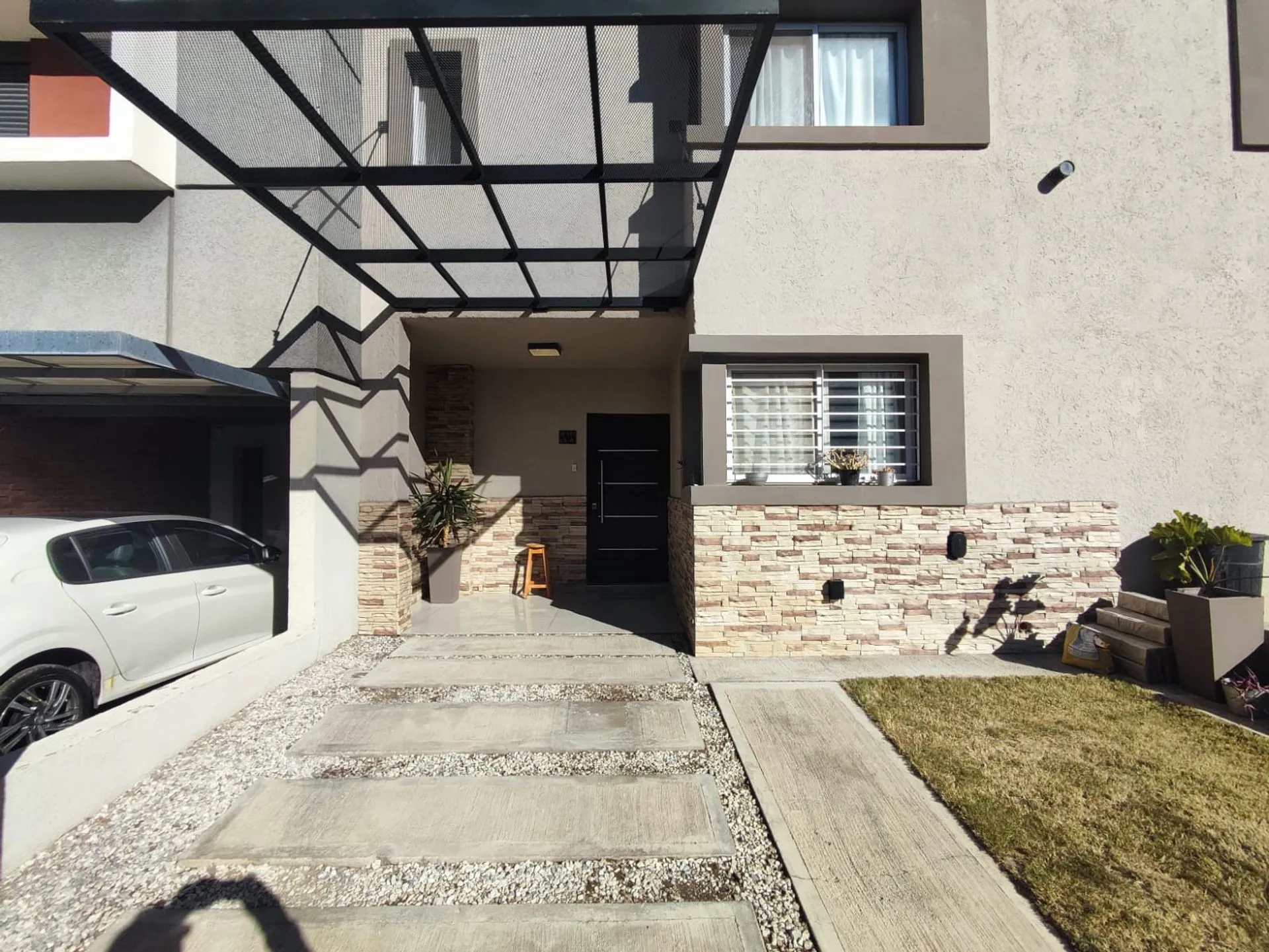 CASA DUPLEX MIRADORES DE MANANTIALES II CORDOBA C SEGURIDAD 2 DORMI QUINCHO PATIO VENTA