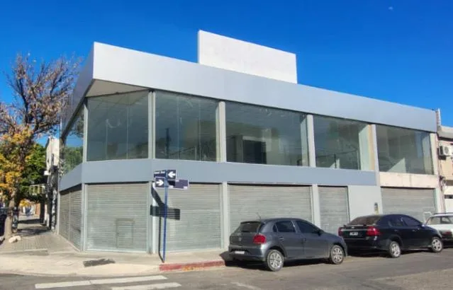 Alquilamos Imponente local comercial de 250 m con cartel publicitario de alto im...