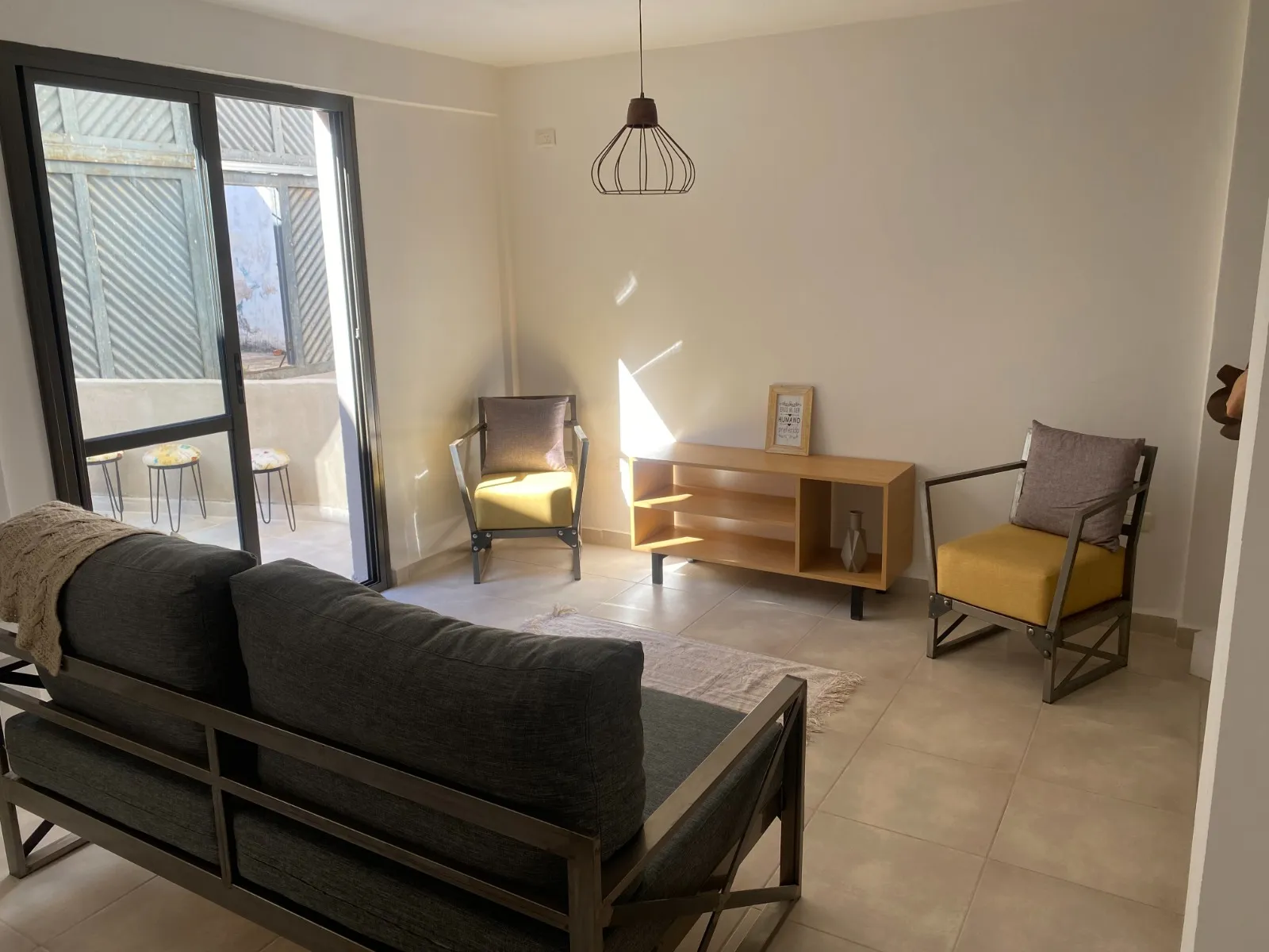 VENDO AMPLIO MONOAMBIENTE AMOBLADO CON PATIO PROPIO SAN MARTIN