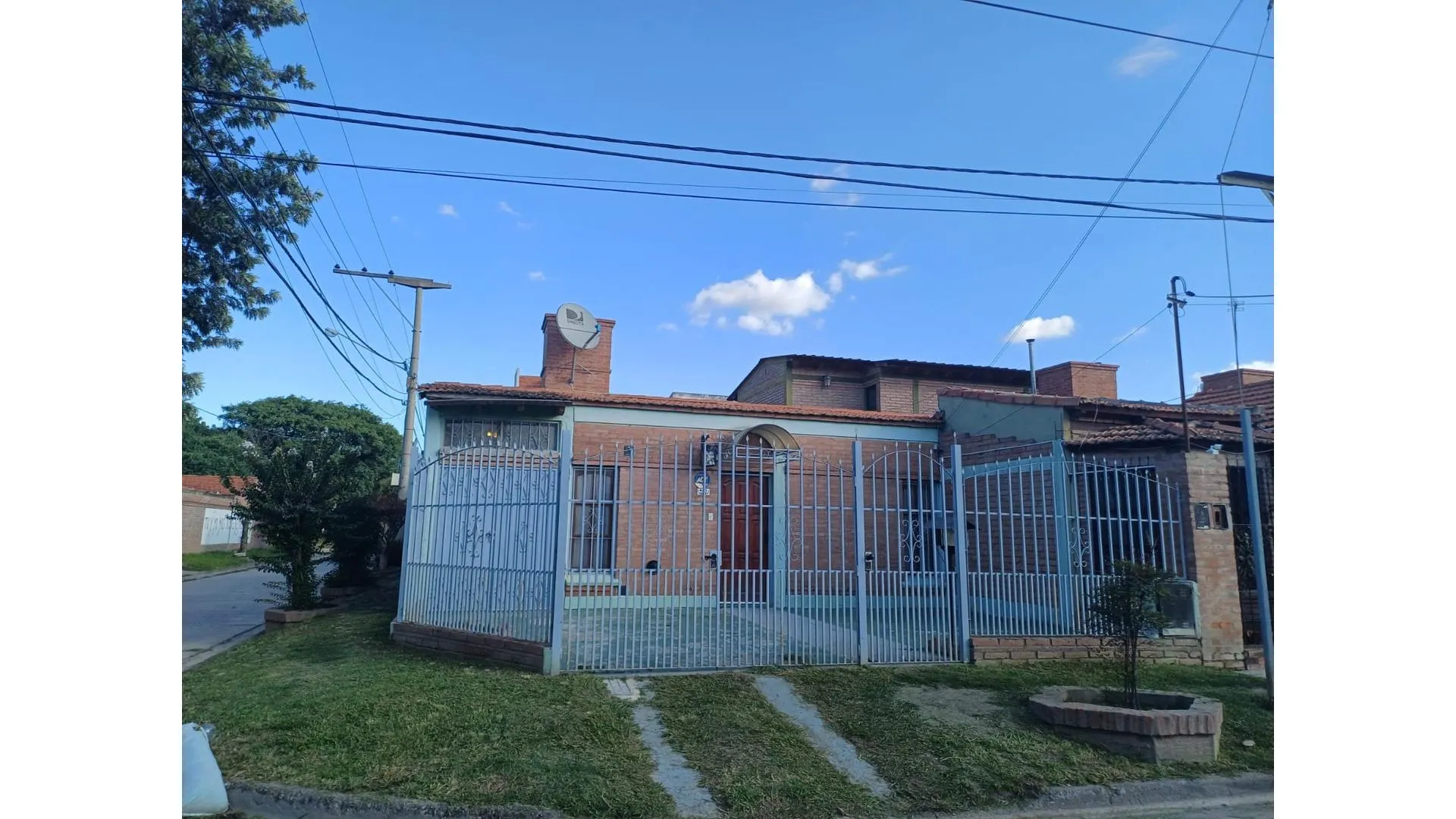 Exc Casa 2 dorm alq esq/jard/gal/gge B° San Nicolás