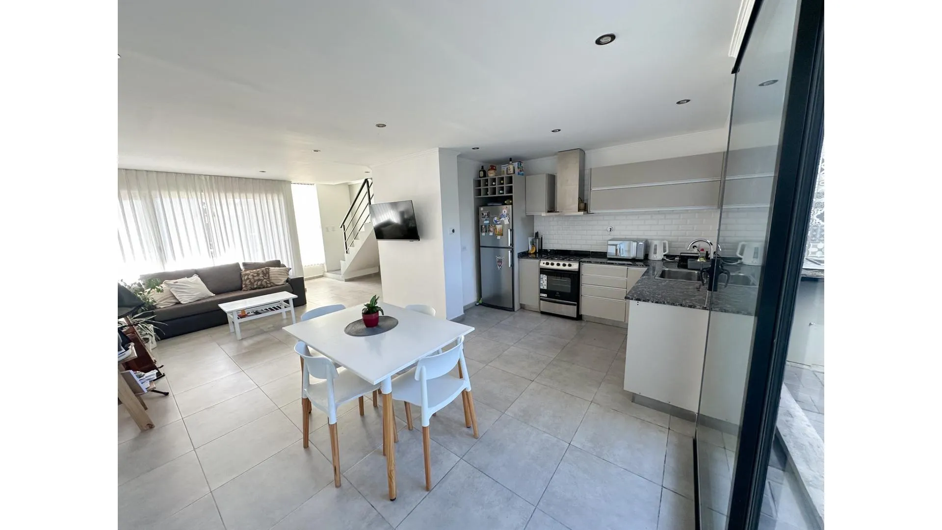 VENTA DUPLEX 5 AMBIENTES. BARRIO VILLA PRIMERA
