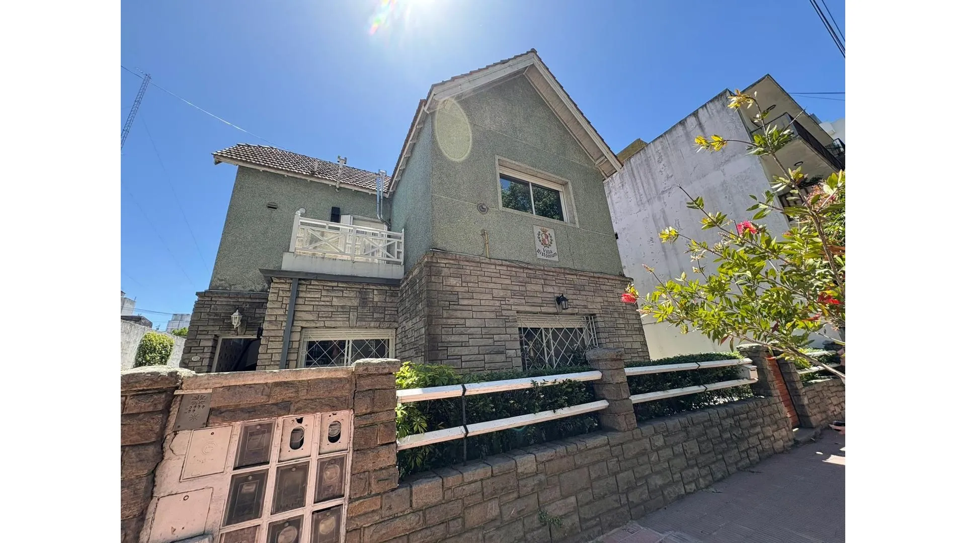 VENTA ph al frente 3 ambientes en la perla con cochera