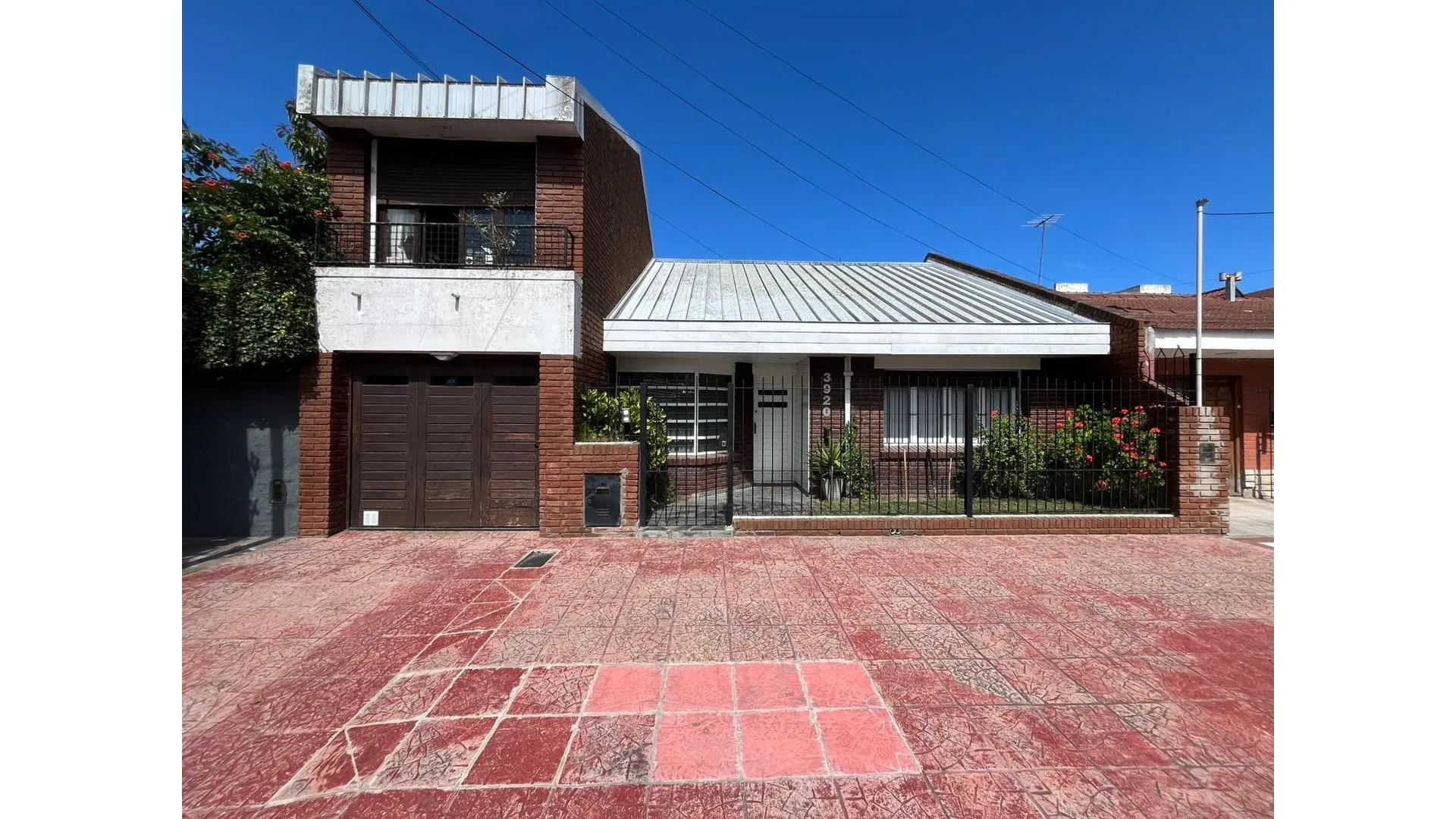 VENTA CASA 4 AMBIENTES CON COCHERA Y PATIO CON PARRILLA