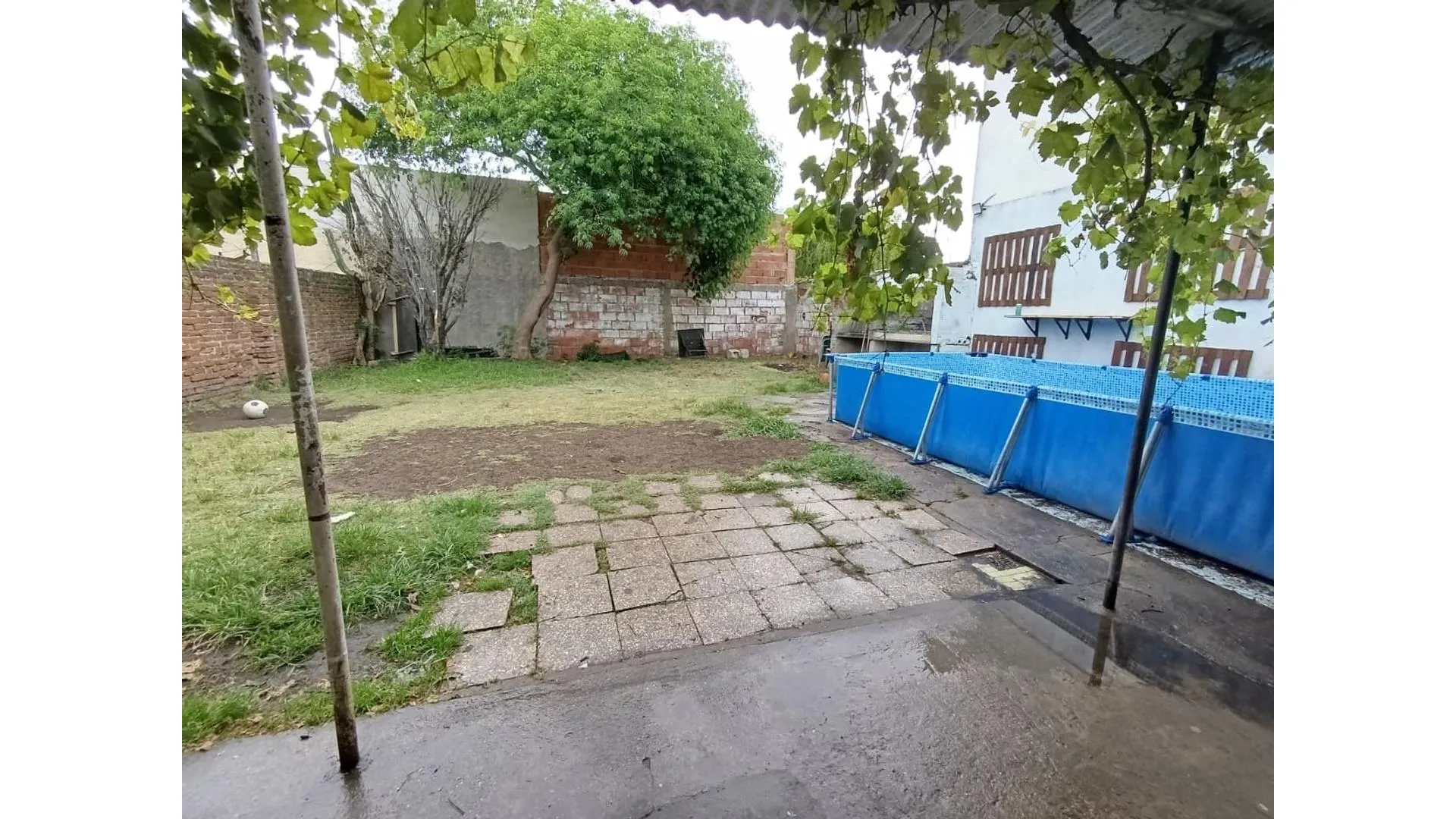 CASA TRES AMBIENTES, GRAN PATIO, COCHERA.