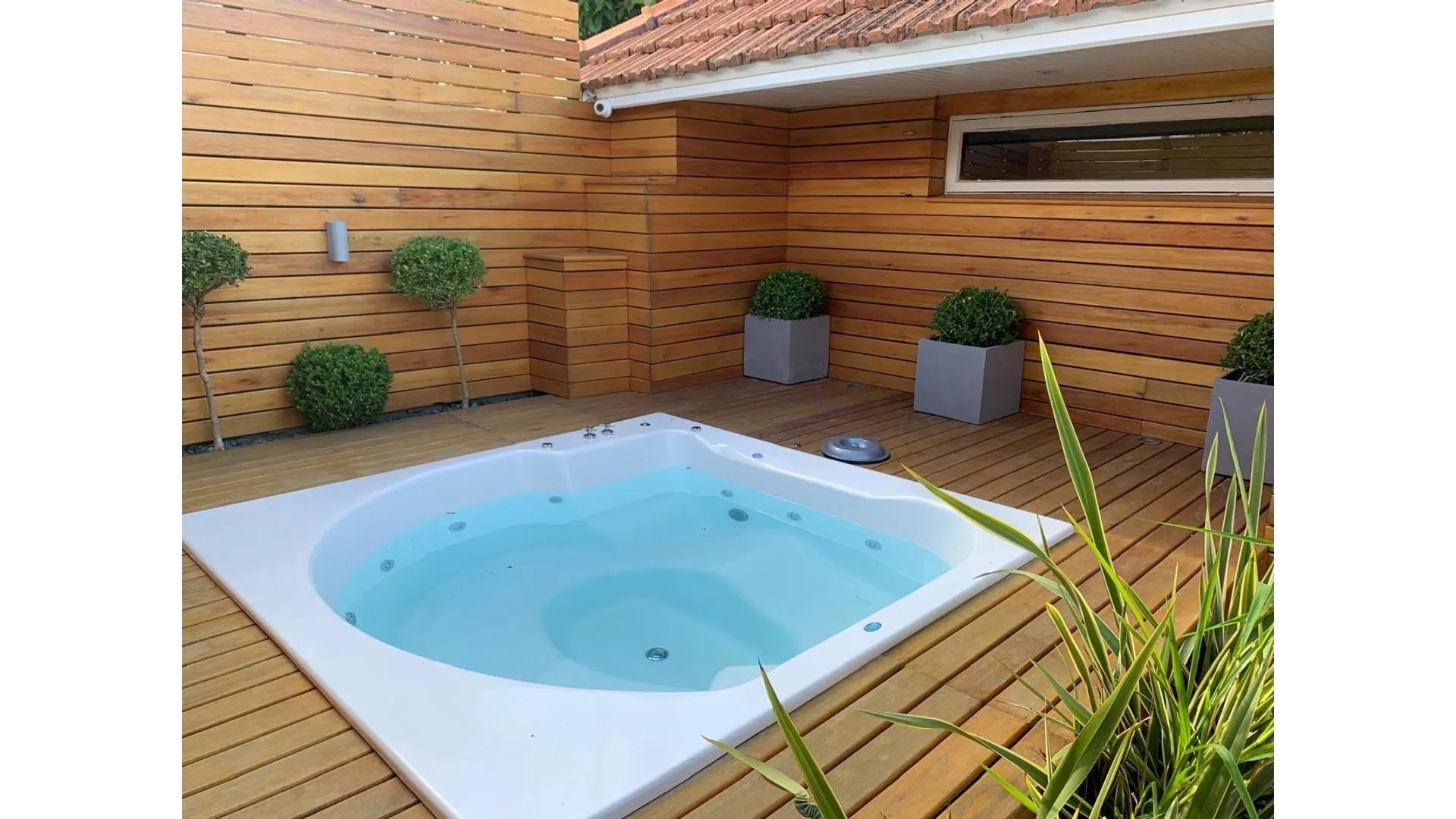 Hermoso chalet reciclado a nuevo de 4 ambientes con jacuzzi