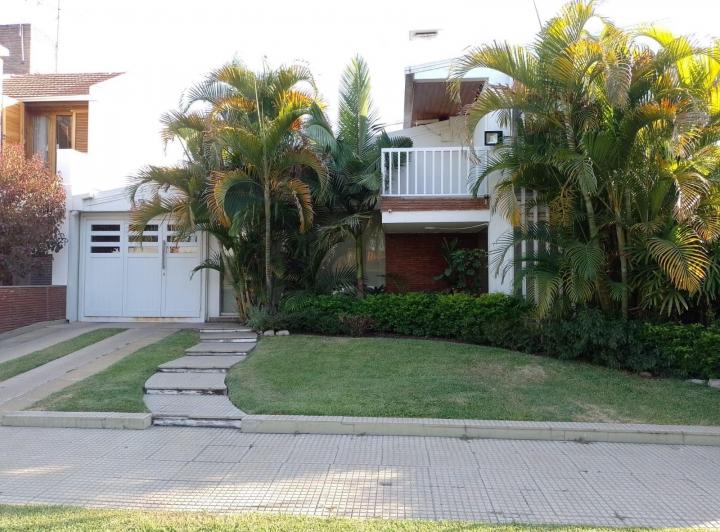 Casa · 240m² · 7 Ambientes · 1 Cochera