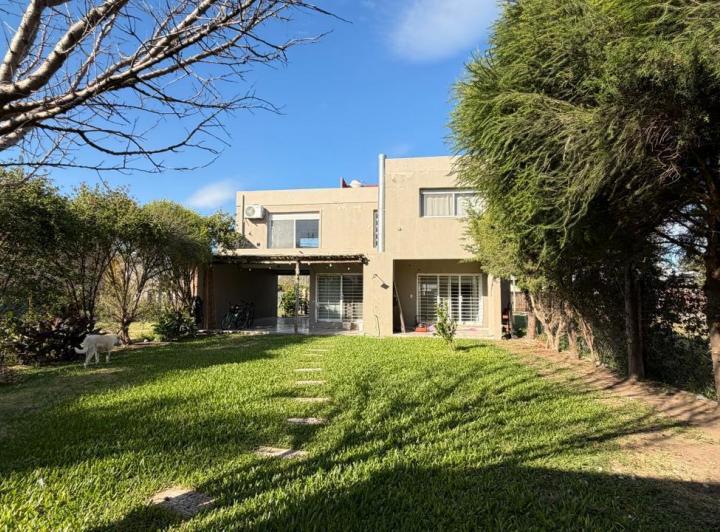 Casa · 180m² · 4 Ambientes · 2 Cocheras