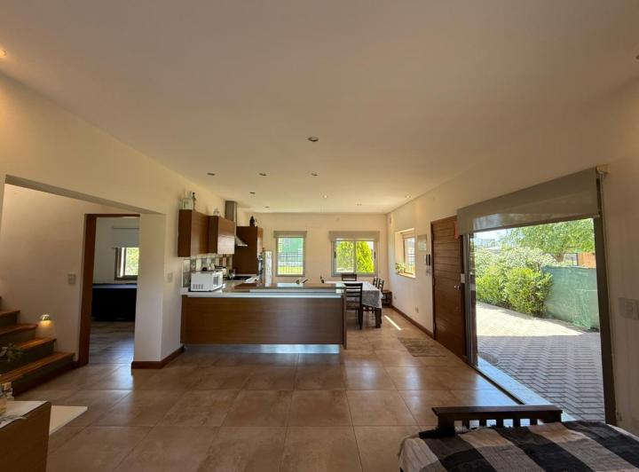 Casa · 220m² · 5 Ambientes · 2 Cocheras