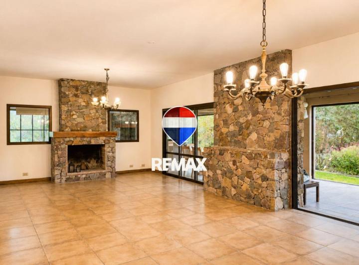 Casa · 274m² · 5 Ambientes · 1 Cochera