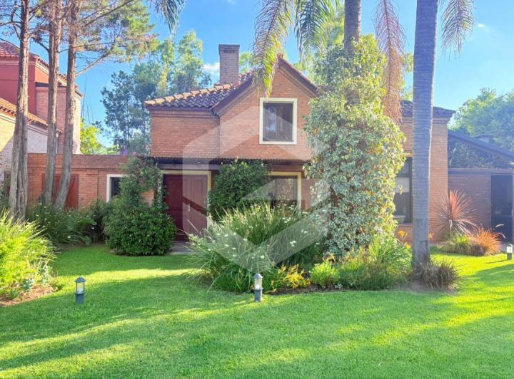 Casa · 840m² · 7 Ambientes · 2 Cocheras