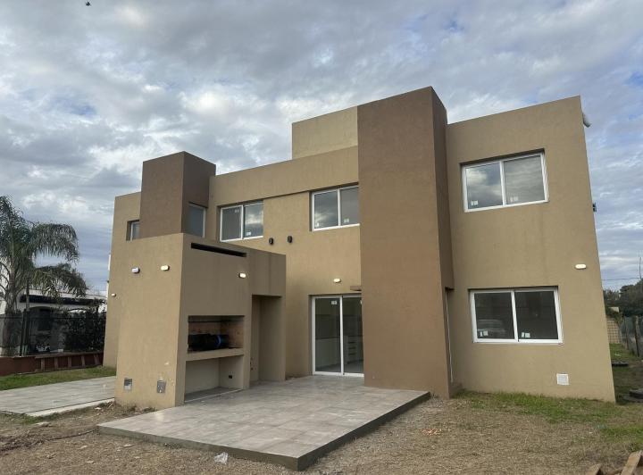 Casa · 74m² · 4 Ambientes · 1 Cochera