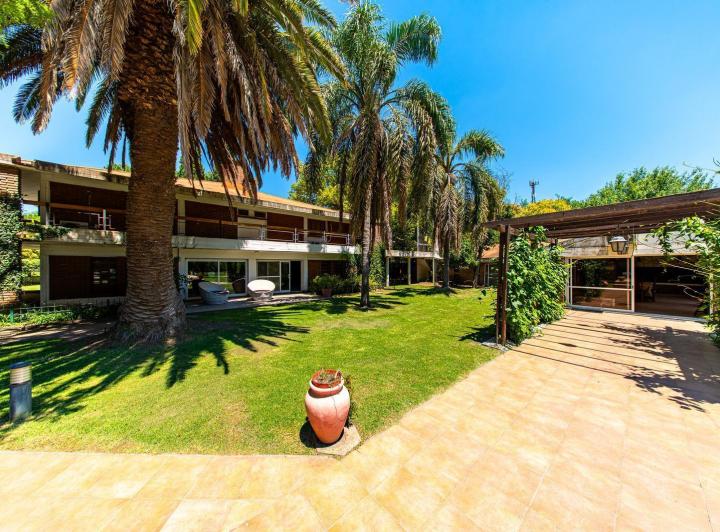 Casa · 3740m² · 5 Dormitorios