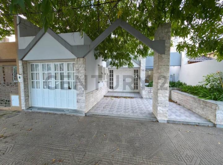 Casa · 260m² · 6 Ambientes · 2 Cocheras
