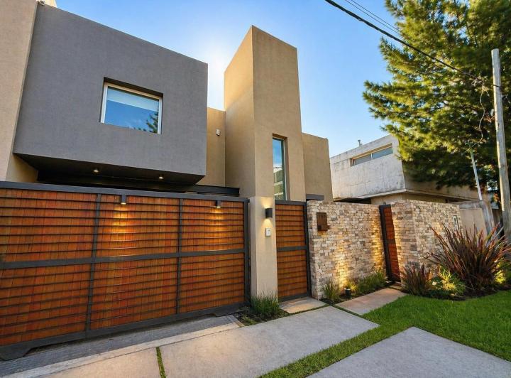 Casa · 143m² · 5 Ambientes · 2 Cocheras