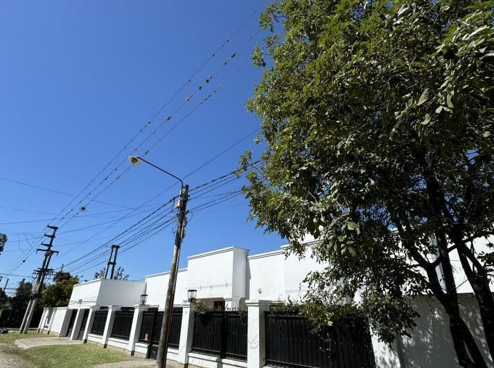 Casa · 300m² · 4 Ambientes · 3 Cocheras