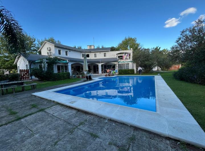 Casa · 227m² · 6 Ambientes · 1 Cochera