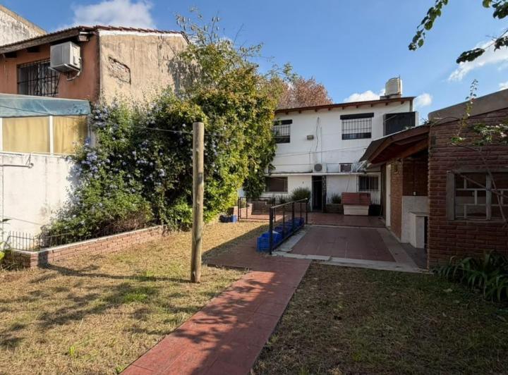 Casa · 240m² · 5 Ambientes · 2 Cocheras
