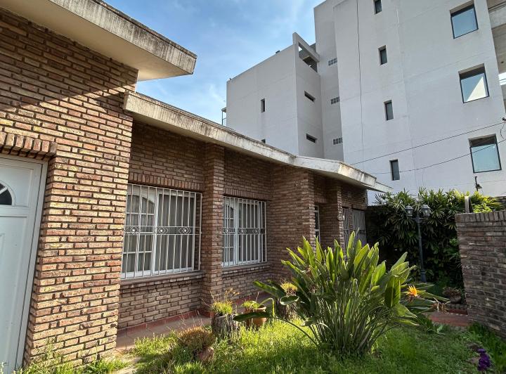 Casa · 300m² · 4 Dormitorios · 2 Cocheras