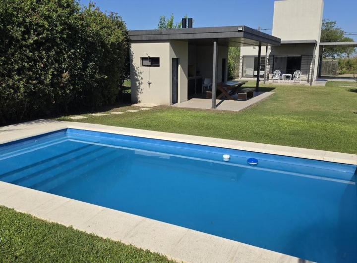 Casa · 64m² · 5 Ambientes · 2 Cocheras