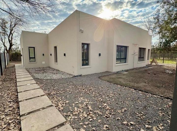 Casa · 90m² · 3 Ambientes · 2 Cocheras