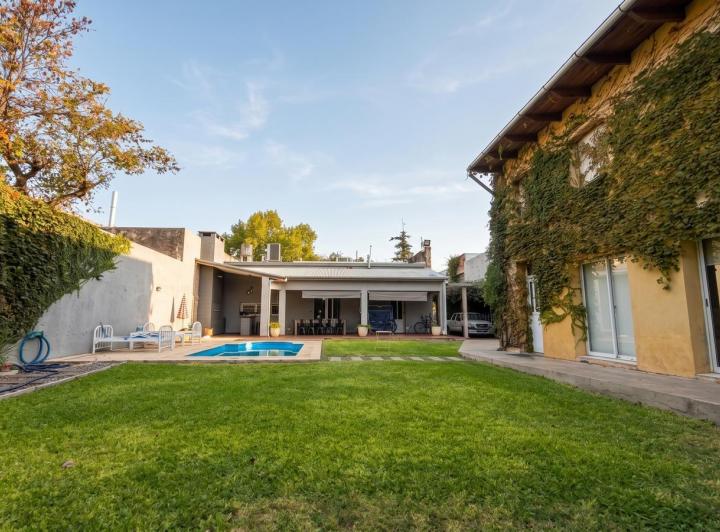 Casa · 276m² · 8 Ambientes · 1 Cochera