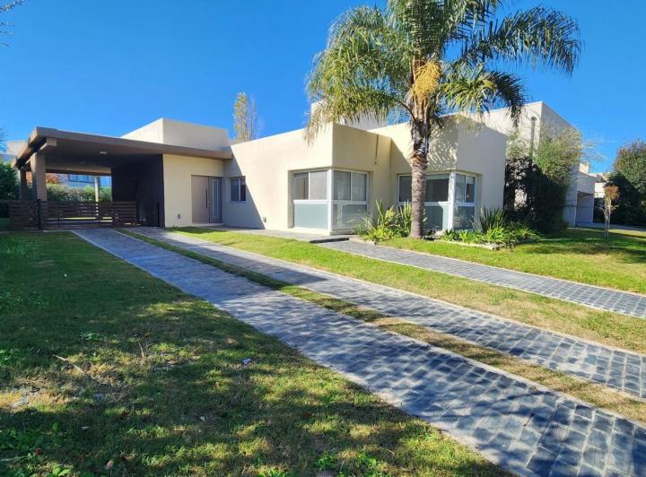 Casa · 145m² · 7 Ambientes · 2 Cocheras