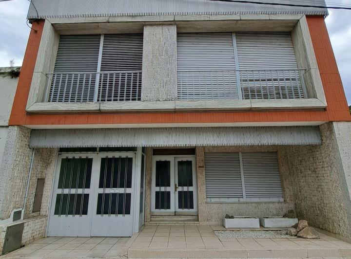 Casa · 250m² · 8 Ambientes · 2 Cocheras