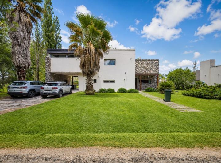 Casa · 1730m² · 3 Dormitorios · 2 Cocheras