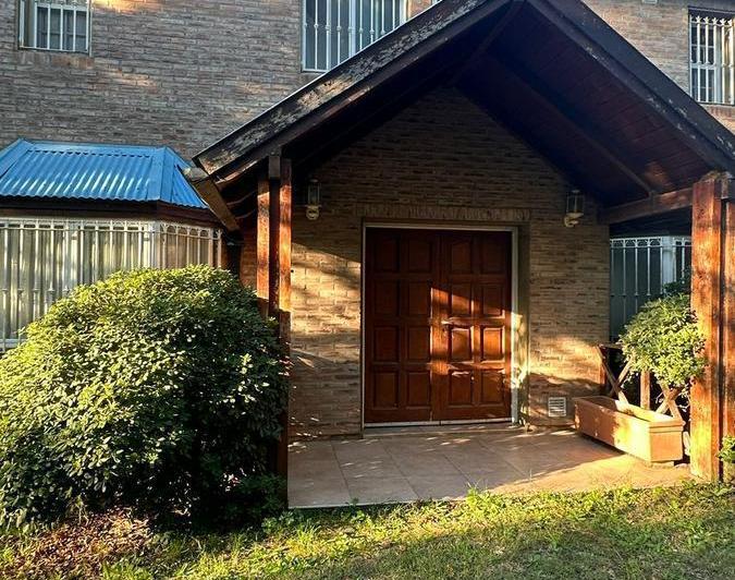 Casa · 200m² · 5 Ambientes · 6 Cocheras