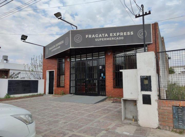 Local comercial · 424m² · 4 Cocheras