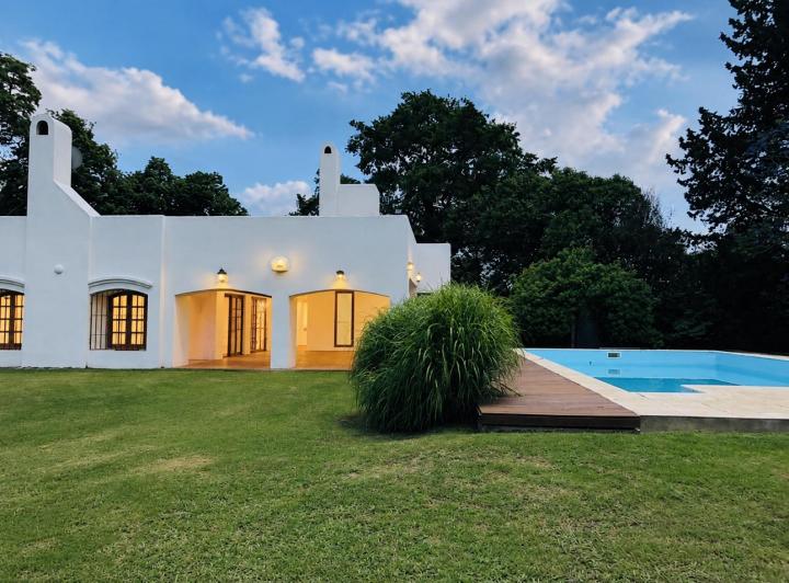 Casa · 1400m² · 4 Dormitorios