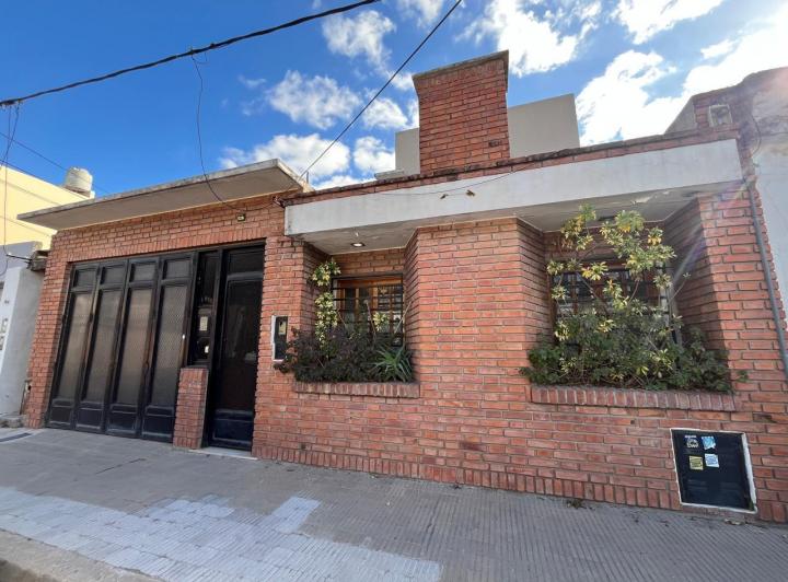Casa · 196m² · 6 Ambientes · 1 Cochera