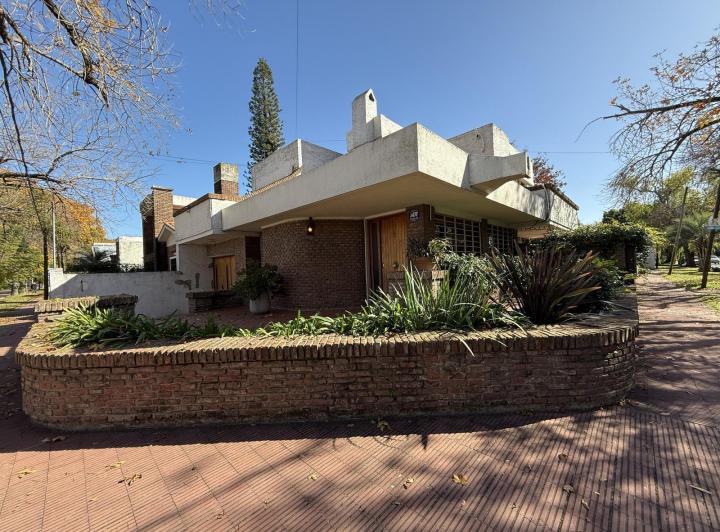 Casa · 198m² · 5 Ambientes · 3 Cocheras